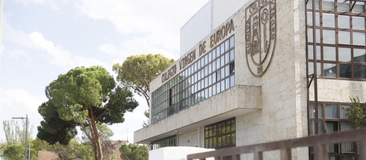 Fachada del colegio Virgen de Europa, donde trabajaba el profesor investigado por grabar a alumnas menores de edad.