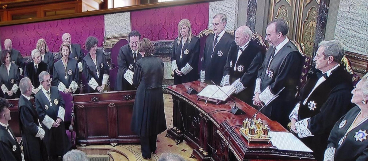 Dolores Delgado promete su cargo como fiscal de Sala de la Fiscalía Togada del Tribunal Supremo ante el presidente interino del órgano, Francisco Marín Castán, y el presidente interino del CGPJ, Rafael Mozo.
POLITICA