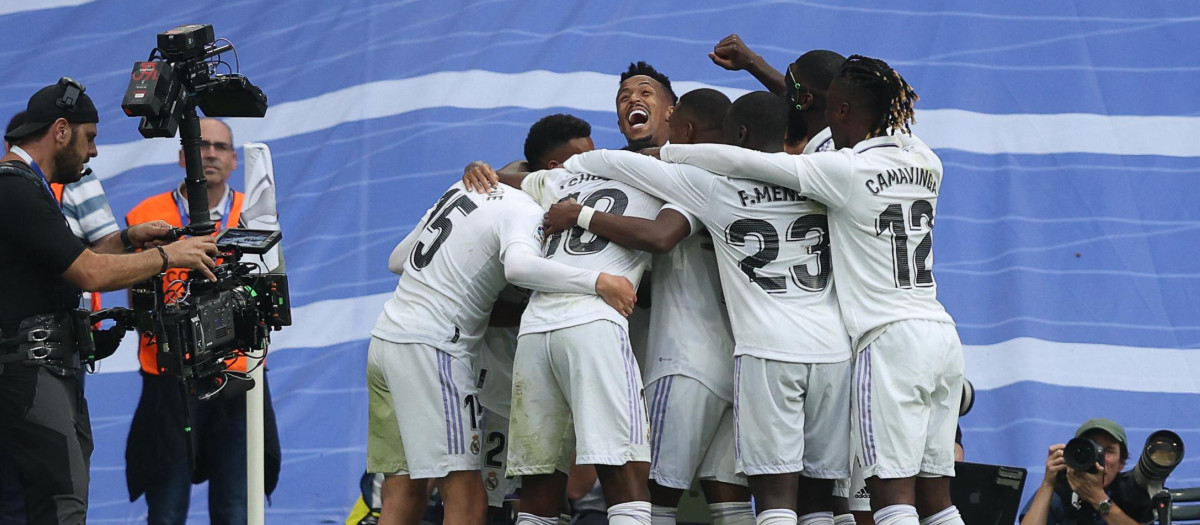 La piña de los jugadores de Real Madrid en uno de los goles al Barcelona