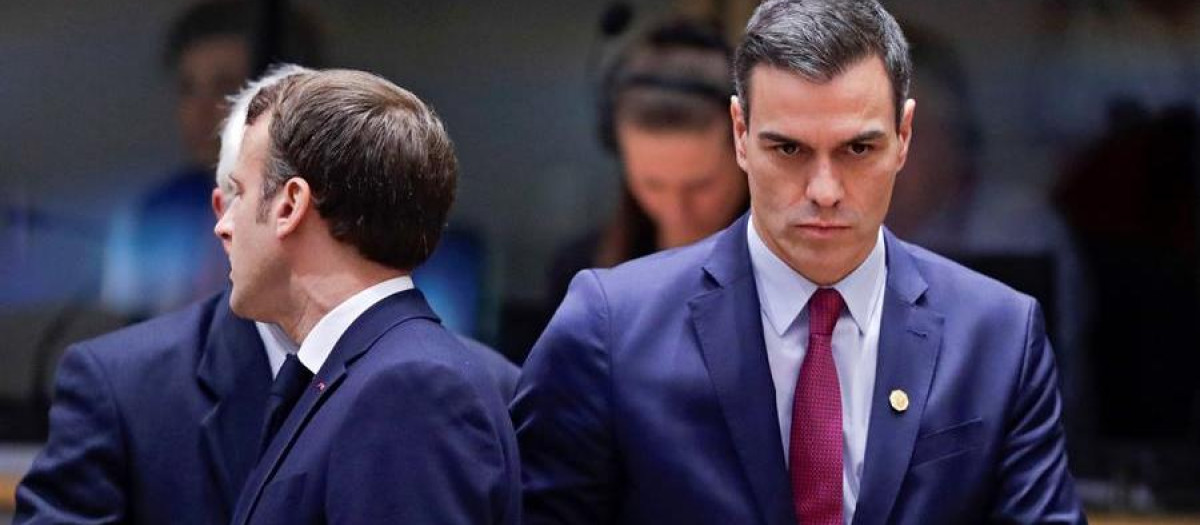 El presidente del Gobierno, Pedro Sánchez, junto a su homólogo francés, Emmanuel Macron