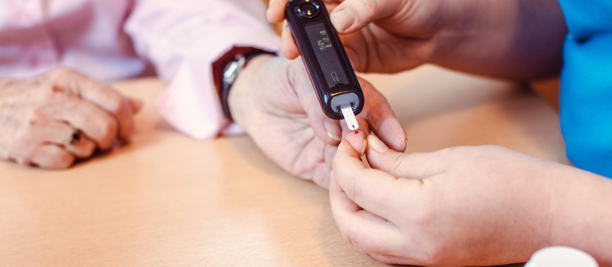 Enfermera realizando un test de diabetes