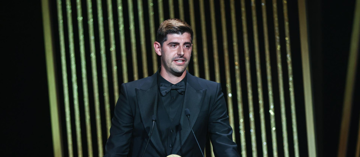 El guardameta belga charló con Ibai después de recibir el premio Yashin
