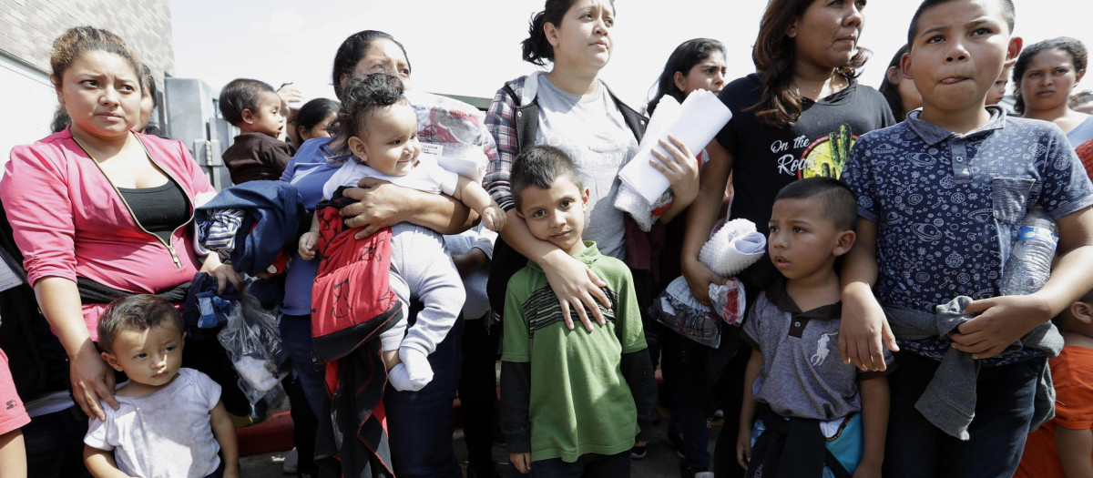 Inmigrantes tras ser procesados por la U.S. Customs and Border Protection en 2018
