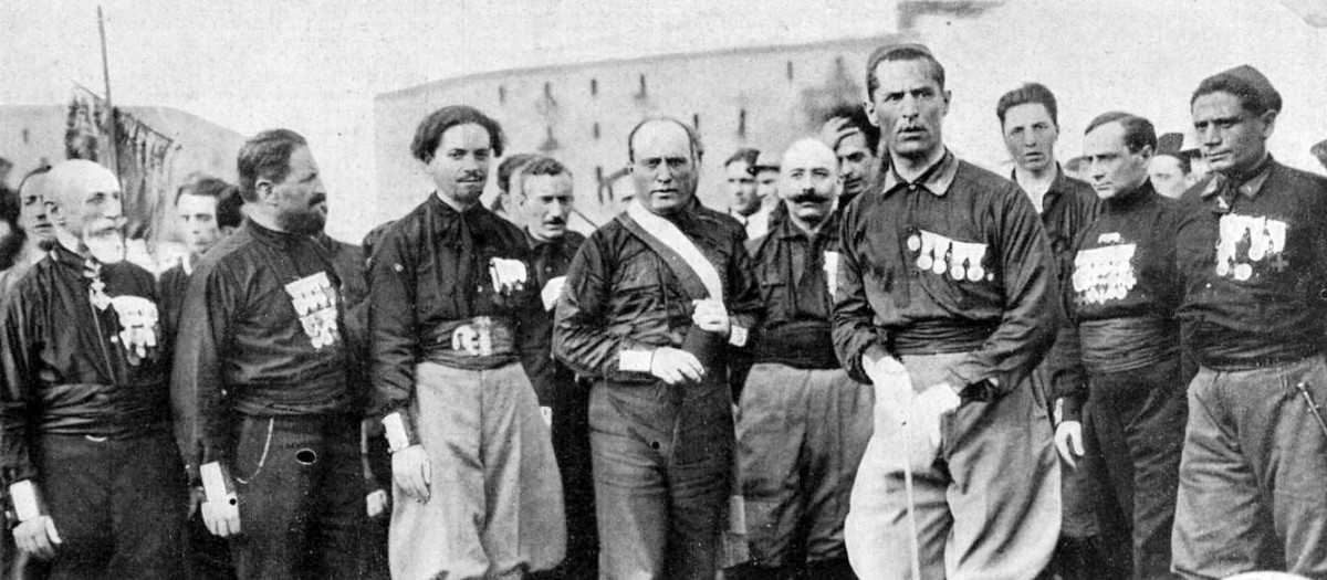En el congreso del PNF celebrado en Nápoles en octubre de 1922. A la izquierda De Bono, el joven Balbo, en el centro Mussolini con camisa negra, la faja en el cuerpo, detrás De Vecchi y posiblemente Michele Bianchi, a la derecha con el fez en la cabeza, Aurelio Padovani