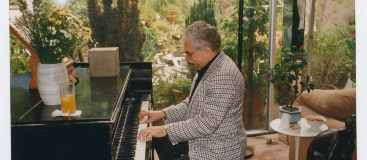 Gabriel García Márquez tocando el piano en su casa, en 1989