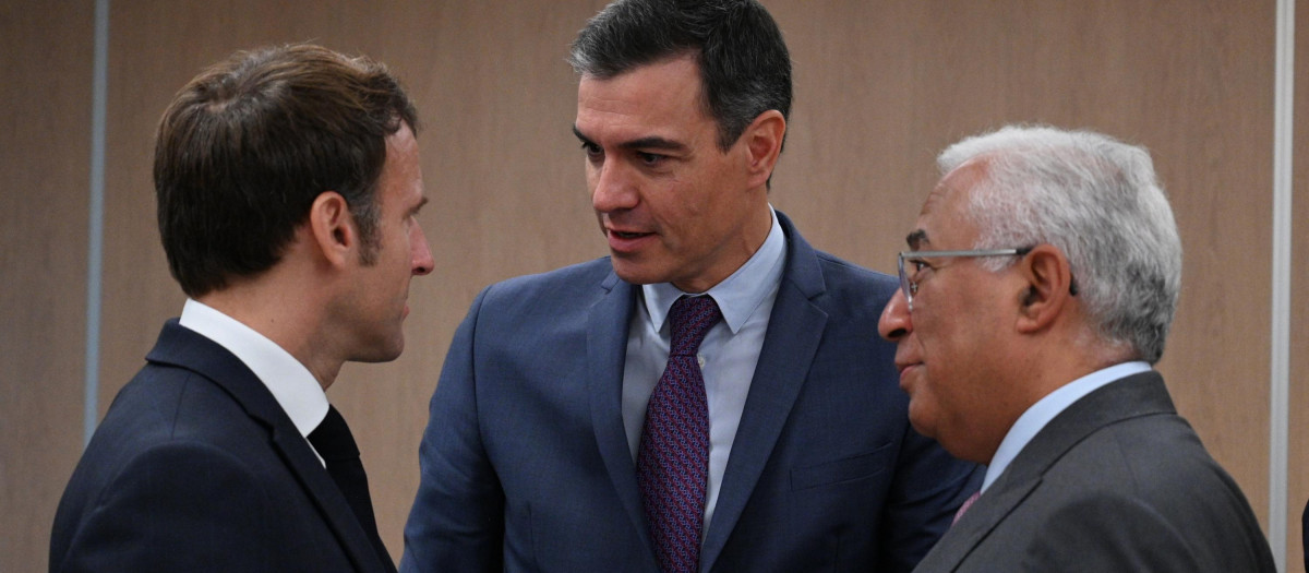 Sánchez, Macron y Costas en su reunión de este jueves