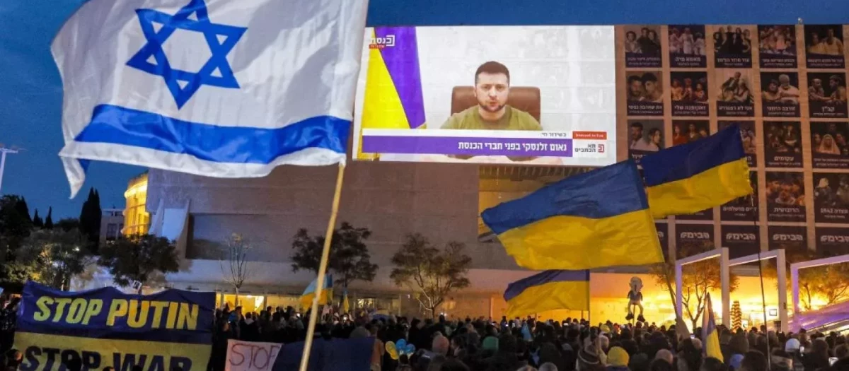 Manifestantes en Tel Aviv ven un vídeo del presidente de Ucrania, Volodymyr Zelensky (marzo de 2022)