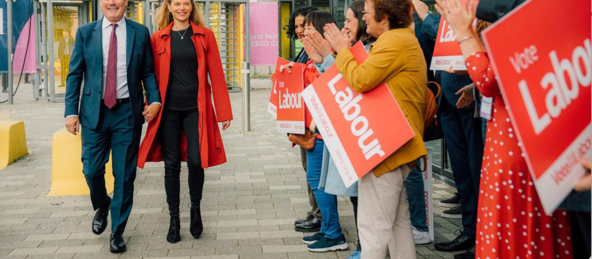 Keir Starmer, líder del Partido Laborista del Reino Unido, camina junto a su mujer Victoria en medio de partidarios