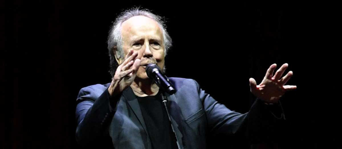 Joan Manuel Serrat durante su concierto en la plaza del Zócalo en México