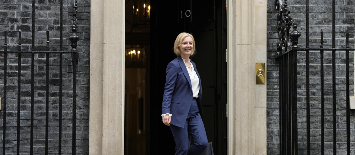 La ex premier británica Liz Truss, saliendo del número 10 de Downing Street