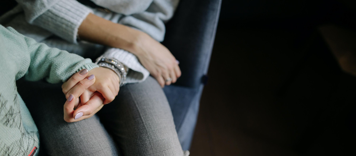 Una madre coge la manita de su hijo, en una imagen de recurso