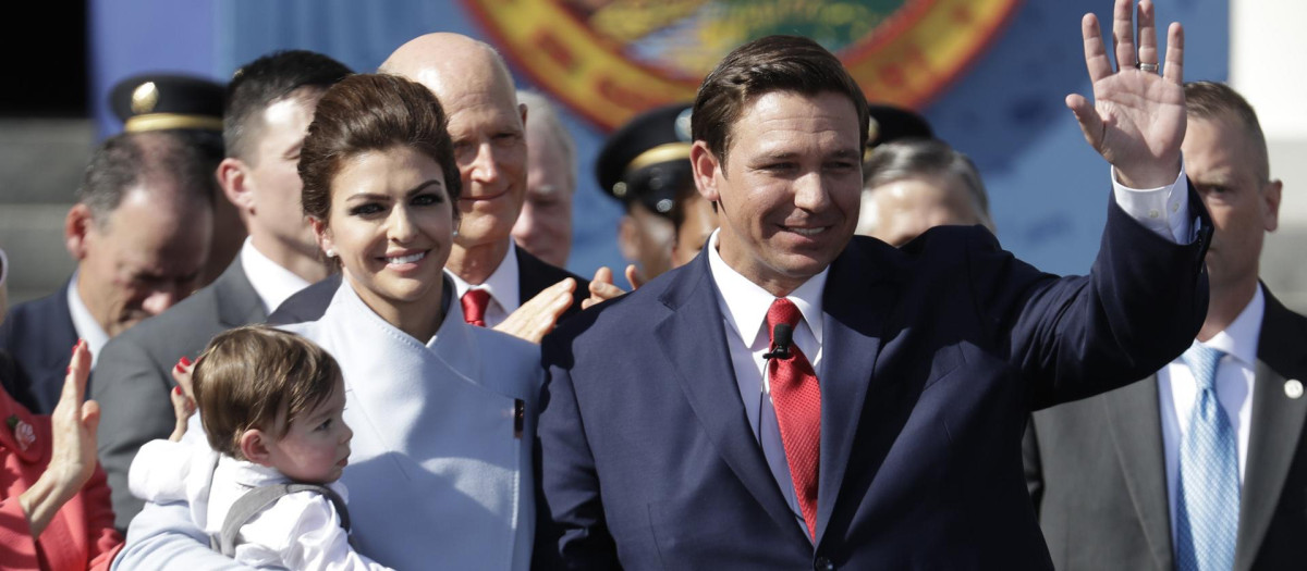 El gobernador de Florida, Ron DeSantis (en la foto con su familia), está de lado de los padres y contra el adoctrinamiento del Gobierno