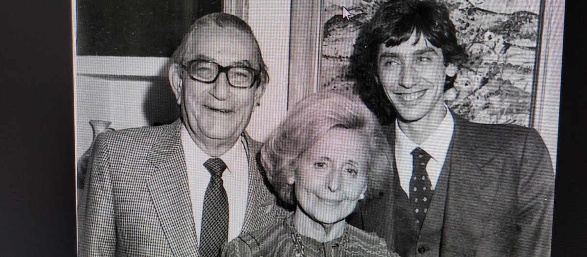 El poeta Luis Rosales, su esposa, María Fouz, y su hijo, Luis Rosales Fouz