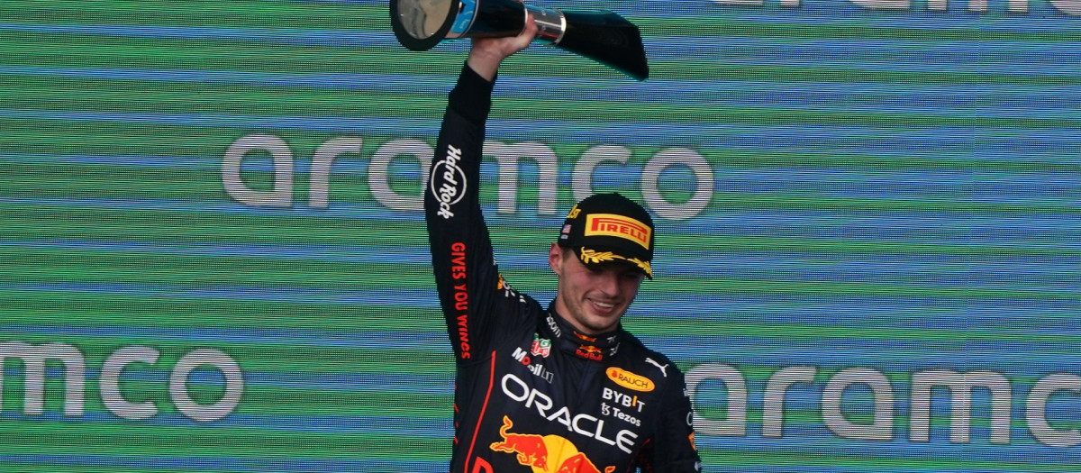 El piloto holandés de Fórmula 1 Max Verstappen de Red Bull Racing celebra en el podio tras ganar el Gran Premio de Fórmula Uno de Estados Unidos en el Circuito de las Américas en Austin, Texas, Estados Unidos, el 23 de octubre 2022