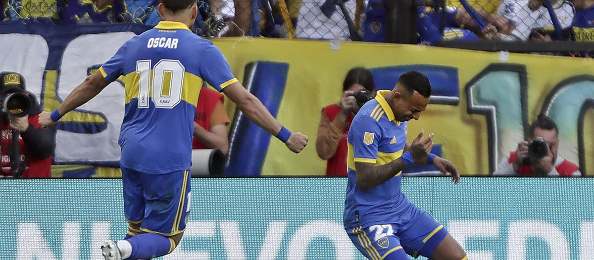 El delantero colombiano de Boca Juniors, Sebastián Villa (d), celebra después de anotar el segundo gol del equipo contra Independiente