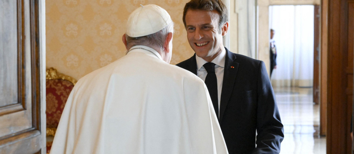 El Papa Francisco, saludando a Macron a su llegada al Palacio Apostólico