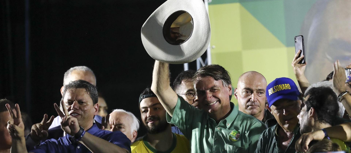 -FOTODELDÍA-BRA50. GUARULHOS (BRASIL), 22/10/2022.- El presidente brasileño, Jair Bolsonaro, participa en un acto de campaña hoy, en Guarulhos (Brasil). La segunda ronda de las elecciones presidenciales brasileñas se celebrarán el próximo 30 de octubre. EFE/ Sebastião Moreira