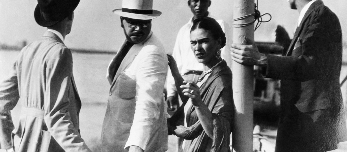Frida Kahlo recibiendo a Leon Trostky en Tampico