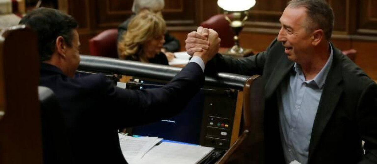 El presidente del Gobierno, Pedro Sánchez, y el diputado Joan Baldoví se saludan en el Congreso.