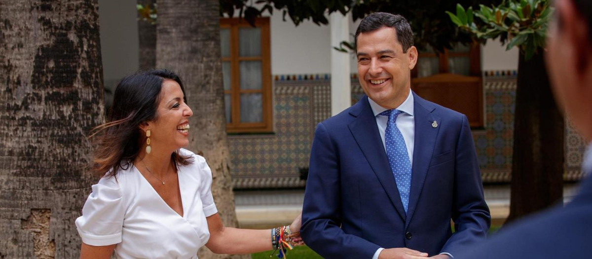 El presidente de la Junta, Juanma Moreno, y Marta Bosquet durante el acto de conmemoración del nacimiento de Blas Infante