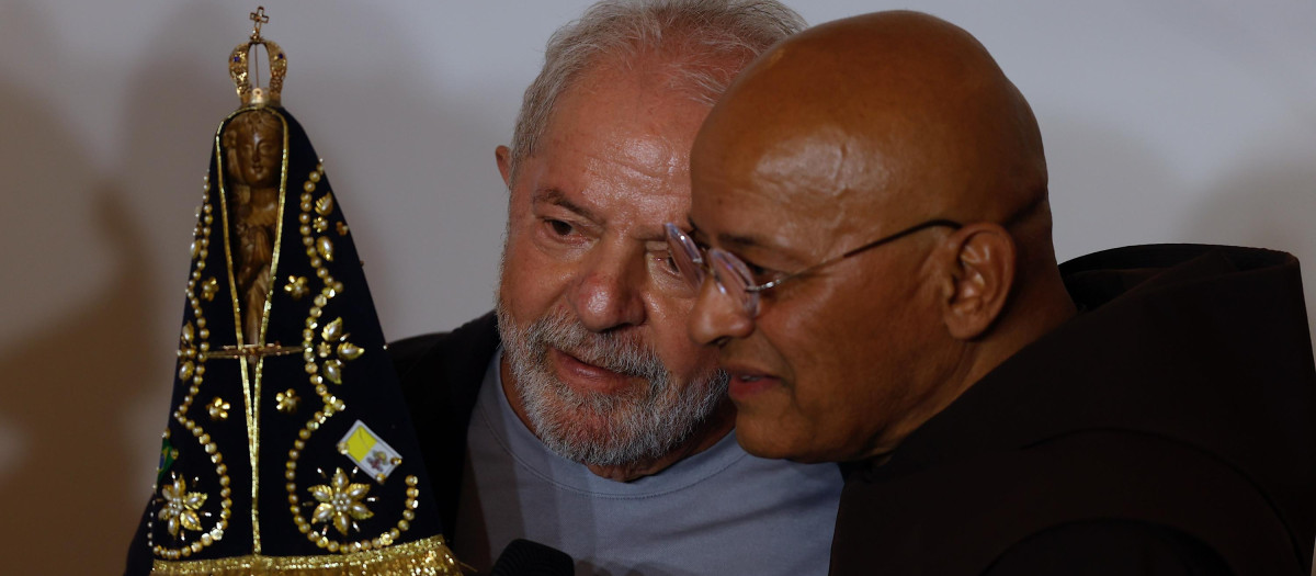 Lula con un fraile durante su campaña electoral