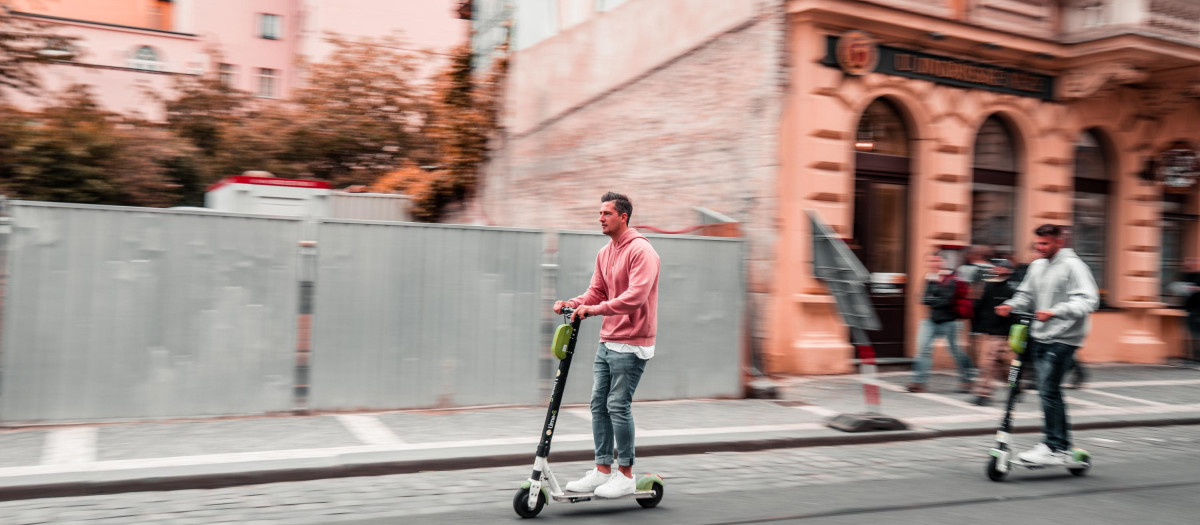El dueño de un patinete eléctrico que circulaba a 42 km/h fue sancionado con 600 euros
