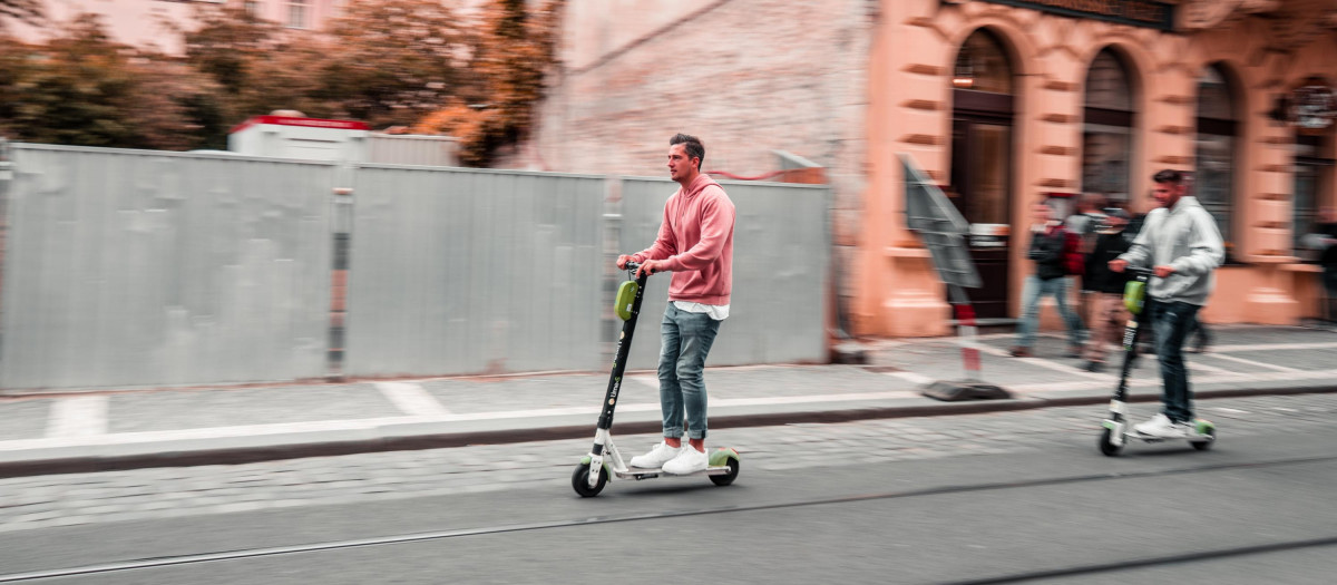 El dueño de un patinete eléctrico que circulaba a 42 km/h fue sancionado con 600 euros