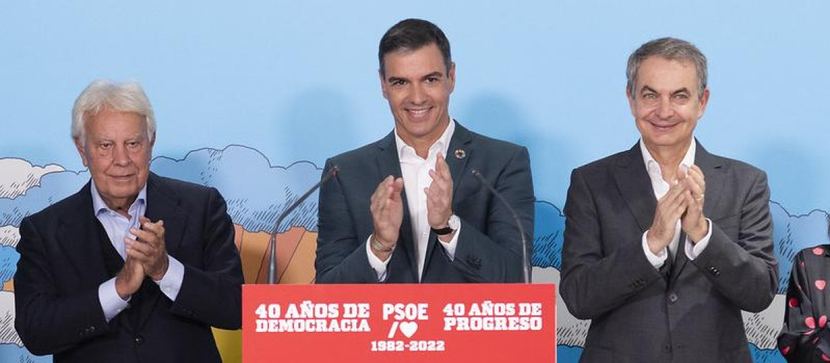 Pedro Sánchez, acompañado de Felipe González y José Luis Rodríguez Zapatero, inaugura la exposición '40 años de democracia, 40 años de progreso'