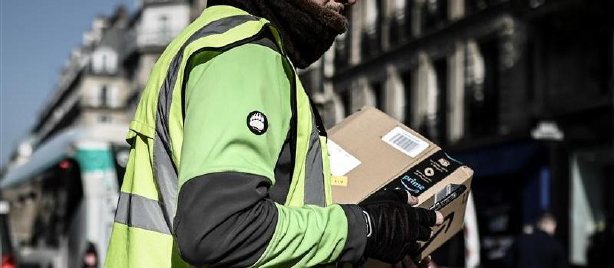 Un repartidor con un paquete de Amazon