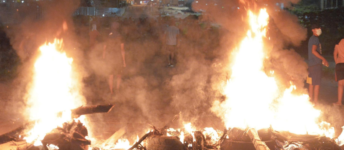 Grupos afines del gobierno socialista de Bolivia bloquean las carreteras hacia la región de Santa Cruz