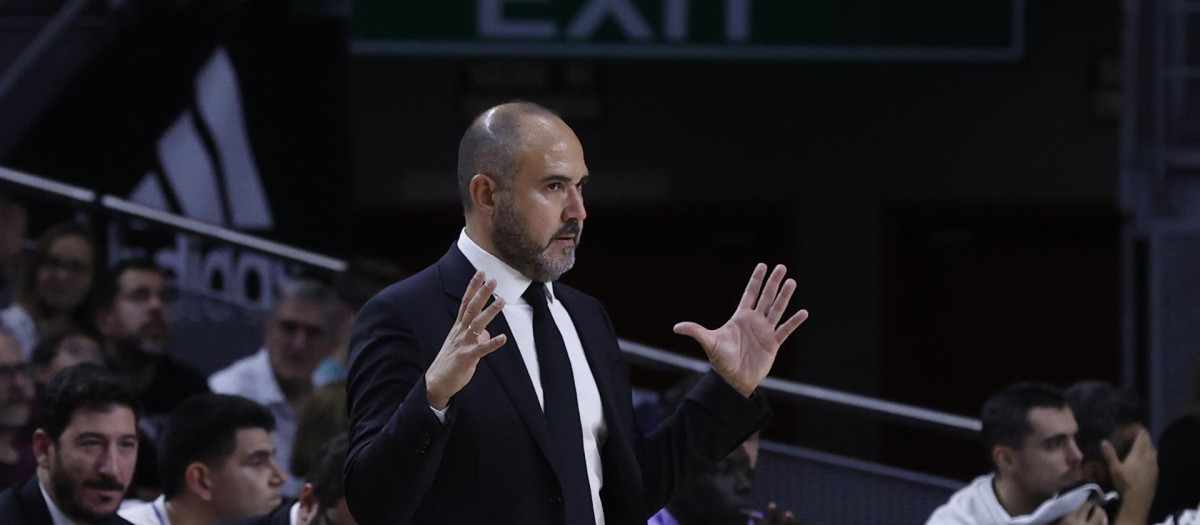 El técnico del Real Madrid Chus Mateo durante un encuentro