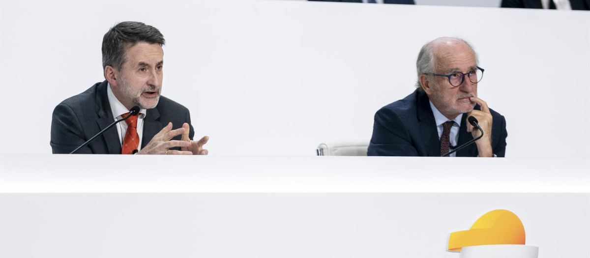 El consejero delegado de Repsol, Josu Jon Imaz (i), y el presidente de Repsol, Antonio Brufau