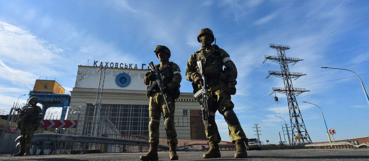 Soldados rusos en la central hidroeléctrica de Jersón