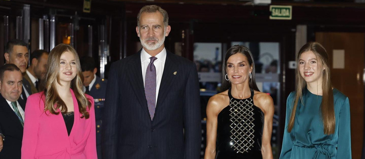 Los Reyes Felipe VI (2i) y Letizia (2d), acompañados de la Princesa Leonor (i) y la Infanta Sofía (d), a su llegada a Oviedo