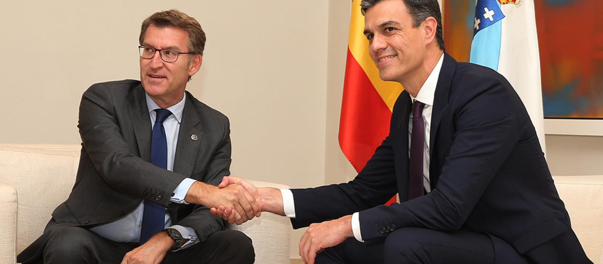 El presidente del Gobierno, Pedro Sánchez (d), se reúne con el líder del PP, Alberto Núñez Feijóo (i), en La Moncloa