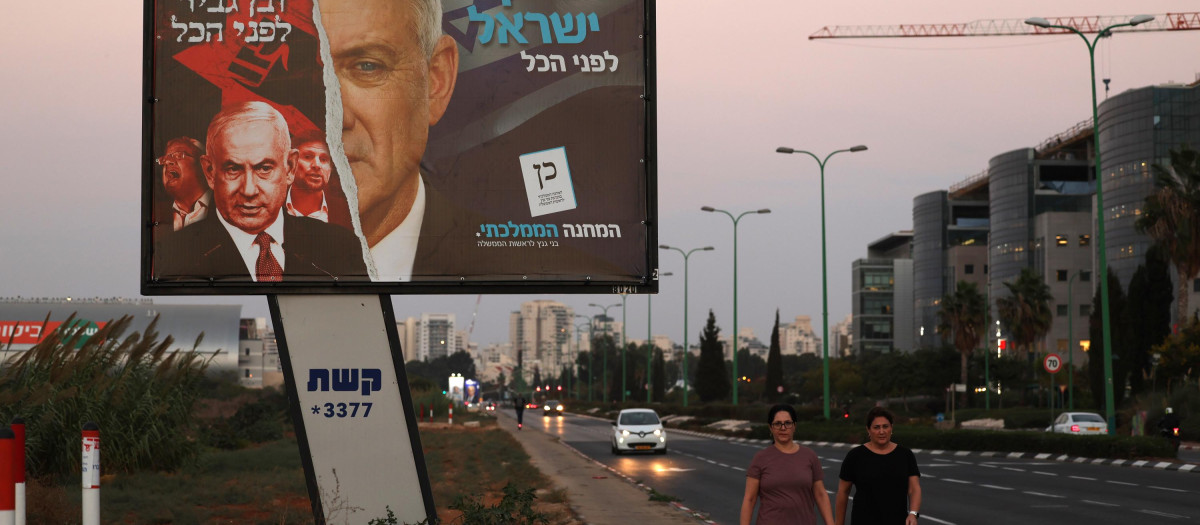Una imagen muestra una pancarta electoral a Benny Gantz y Benjamin Netanyahu, Tel Aviv, Israel