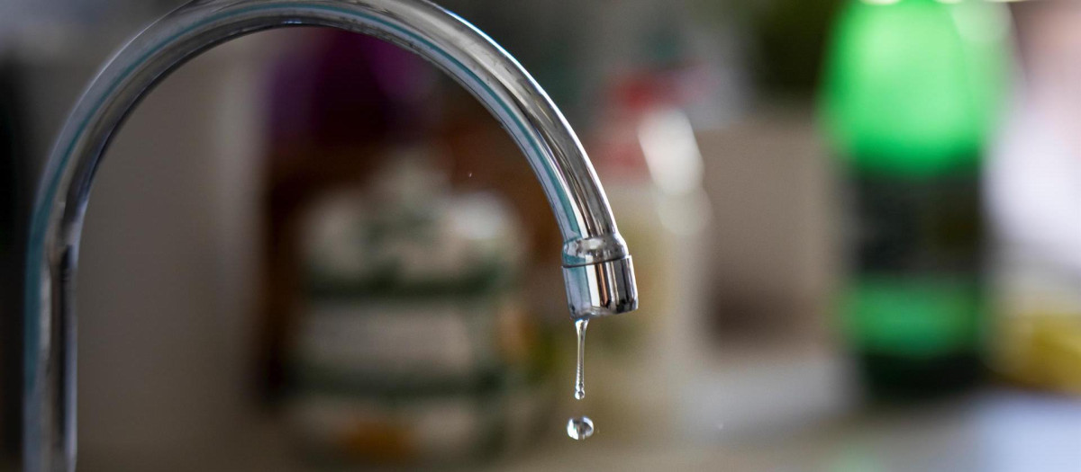 Imágenes de recurso de un grifo de agua para uso doméstico goteando