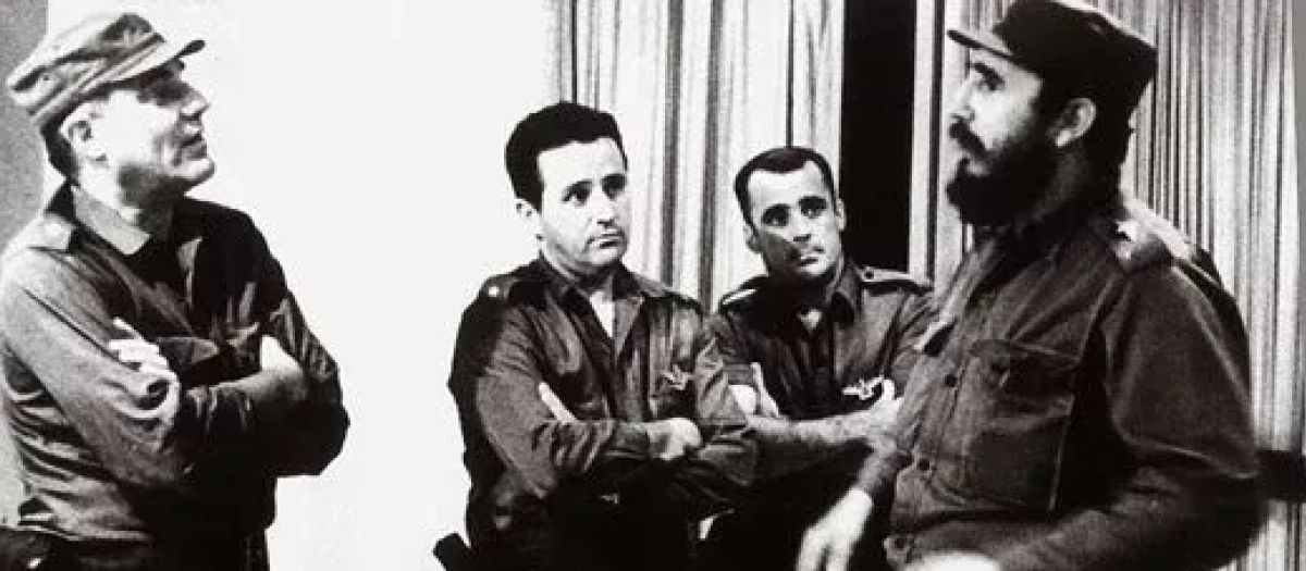 EL general Rafael del Pino junto a Fidel Castro