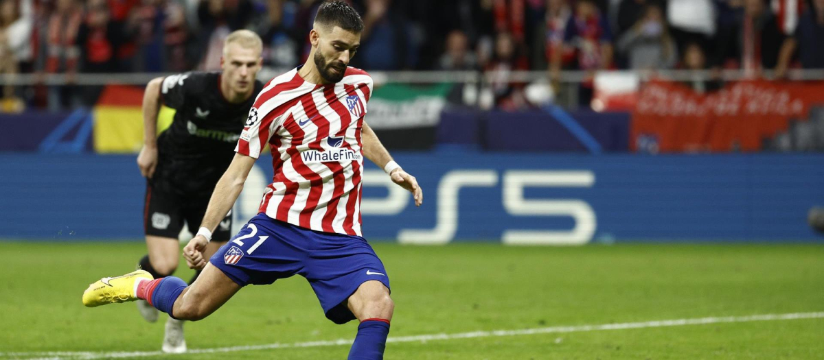 Yannick Carrasco en el momento de tirar el penalti ante el Brujas