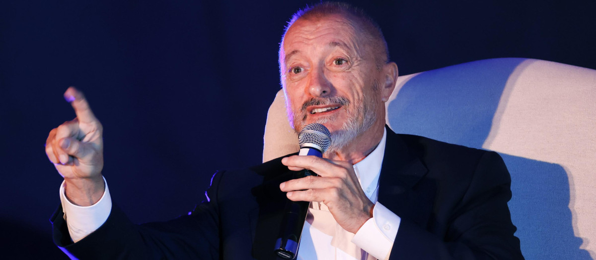 El escritor español Arturo Pérez-Reverte, durante la presentación de su nuevo libro "Revolución" en el Polyforum Siqueiros de Ciudad de México (México)
