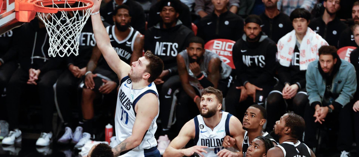 Luka Doncic entrando a canasta durante un partido ante Brooklyn Nets, octubre 2022