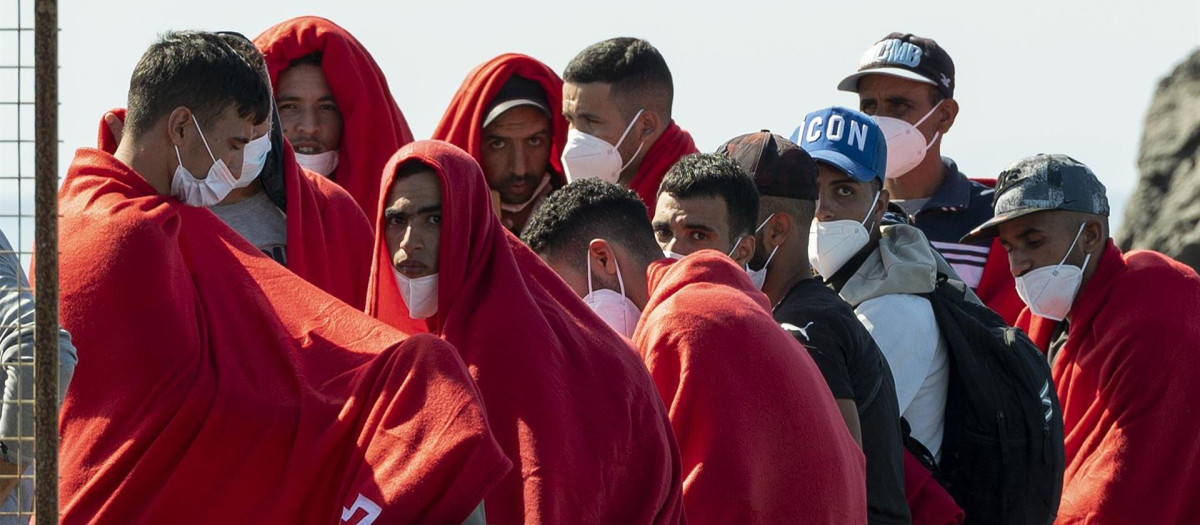 Rescatadas 44 personas de origen magrebí, entre ellas una mujer, que viajaban en una patera cerca del Roque del Este, Lanzarote. Todos fueron trasladados hasta el muelle de la Cebolla, en Arrecife.