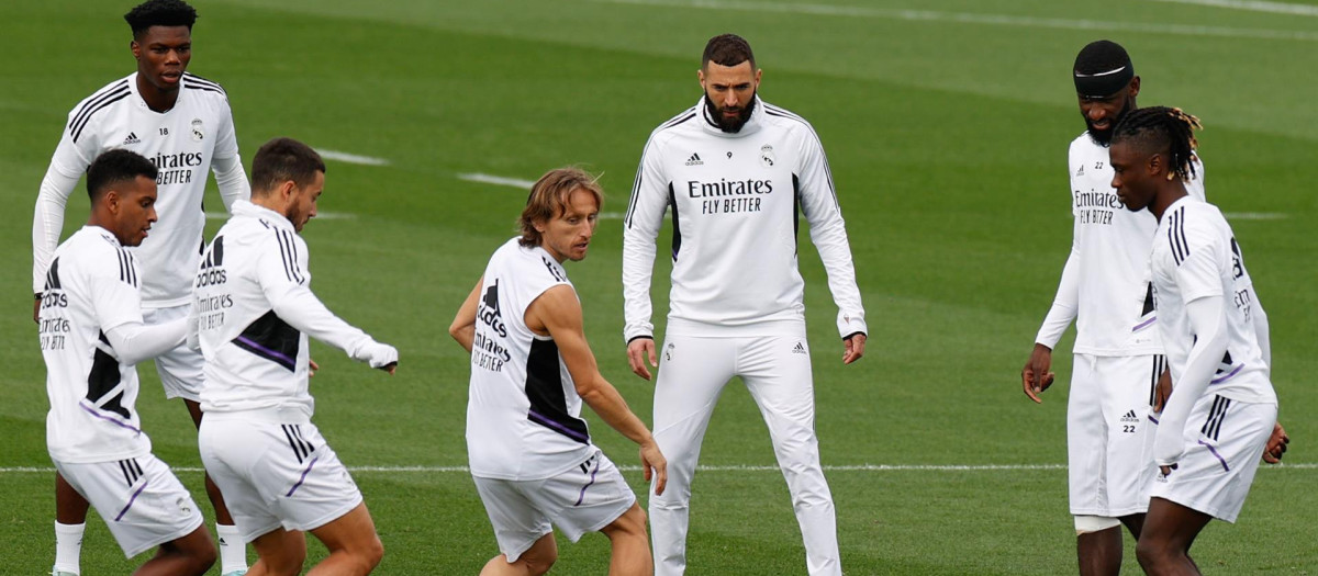Benzema, en el centro, en un entrenamiento del Real Madrid