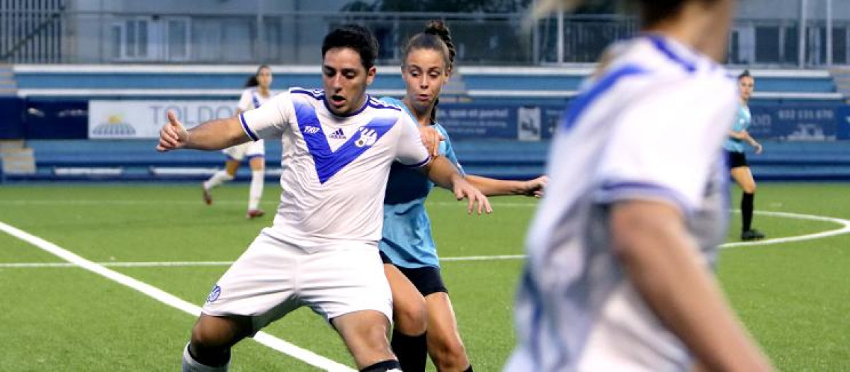 Álex Alcaide, un delantero transexual que juega en el equipo femenino del Europa