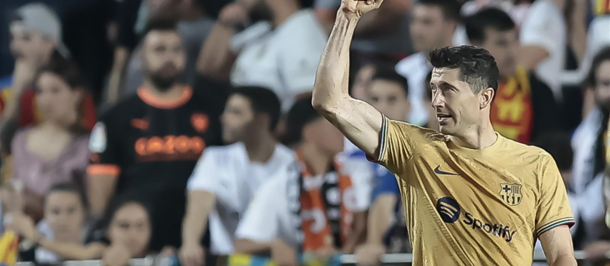 Lewandowski, con un gol en el minuto 93, ha dado la victoria al Barça en Mestalla