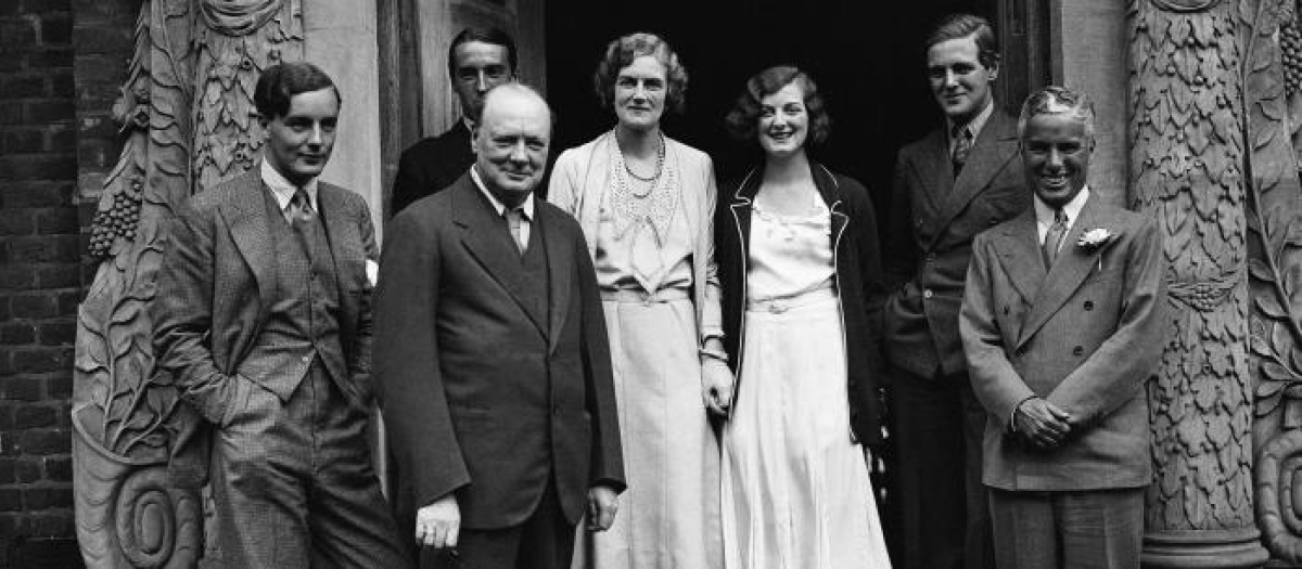 El actor británico Charlie Chaplin, a la derecha, se reunió con Winston Churchill, segundo a la izquierda, y miembros de su familia en la casa de Churchill en Westerham, Kent, Inglaterra, el 19 de septiembre de 1931