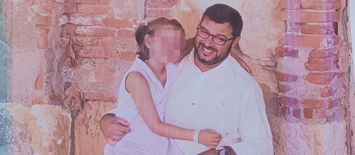 Una imagen de la pequeña Olivia, presuntamente asesinada por su madre, posando con su padre