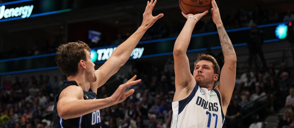 DALLAS, TX - OCTOBER 30: Luka Doncic #77 of the Dallas Mavericks shoots the ball during the game against the Orlando Magic on October 30, 2022 at the American Airlines Center in Dallas, Texas. NOTE TO USER: User expressly acknowledges and agrees that, by downloading and or using this photograph, User is consenting to the terms and conditions of the Getty Images License Agreement. Mandatory Copyright Notice: Copyright 2022 NBAE   Glenn James/NBAE via Getty Images/AFP (Photo by Glenn James / NBAE / Getty Images / Getty Images via AFP)
