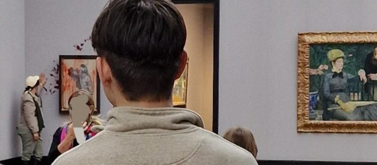 Imagen de un visitante de la la Alte Nationalgalerie de Berlín en la que se ve la sangre falsa sobre el cuadro 'Payaso', de Henri de Toulouse-Lautrec