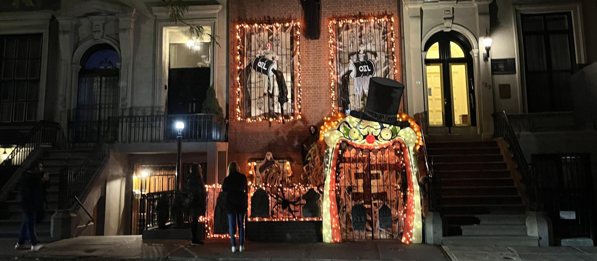 Aspecto de una casa decorada con motivo de la festividad de Halloween